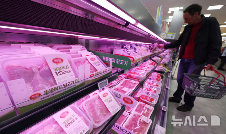 [서울=뉴시스] 조수정 기자 = 25일 서울 시내 한 마트에서 소비자들이 닭고기를 고르고 있다. 2025.05.25. chocrystal@newsis.com