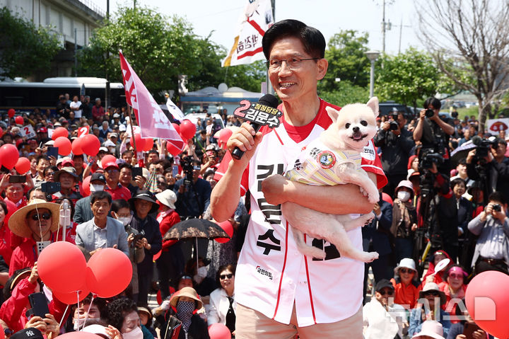 [보령=뉴시스] 권창회 기자 = 김문수 국민의힘 대선 후보가 25일 오전 충남 보령군 대천역 광장에서 열린 집중유세에서 지지호소를 하고 있다. (공동취재) 2025.05.25. photo@newsis.com
