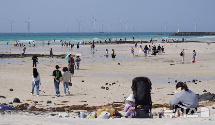 [제주=뉴시스] 우장호 기자 = 맑은 날씨를 보인 25일 오후 제주시 한림읍 협재해수욕장을 찾은 관광객들이 때 이른 여름 정취를 만끽하고 있다. 2025.05.25. woo1223@newsis.com