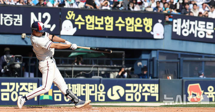 [서울=뉴시스] 추상철 기자 = 25일 오후 서울 송파구 잠실야구장에서 열린 2025 KBO리그 NC 다이노스와 두산 베어스의 경기, 5회말 1아웃 주자 만루 상황에서 두산 임종성이 타격하고 있다. 2025.05.25. scchoo@newsis.com