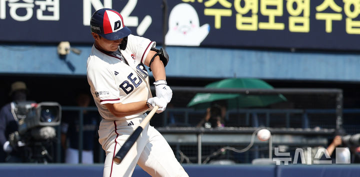 [서울=뉴시스] 추상철 기자 = 25일 오후 서울 송파구 잠실야구장에서 열린 2025 KBO리그 NC 다이노스와 두산 베어스의 경기, 5회말 1아웃 주자 만루 상황에서 두산 임종성이 타격하고 있다. 2025.05.25. scchoo@newsis.com