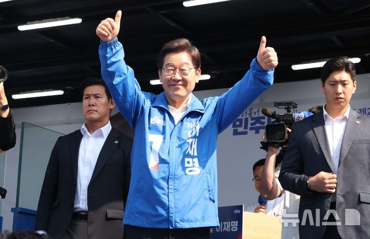 [당진=뉴시스] 조성봉 기자 = 이재명 더불어민주당 대선 후보가 25일 충남 당진시 당진전통시장 입구에서 유세를 마치고 시민들에게 인사하고 있다. 2025.05.25. suncho21@newsis.com