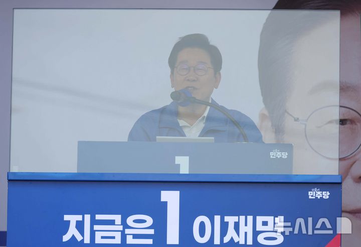 [당진=뉴시스] 조성봉 기자 = 이재명 더불어민주당 대선 후보가 25일 충남 당진시 당진전통시장 입구에서 열린 유세에서 방탄유리 뒤에 서 있다. 2025.05.25. suncho21@newsis.com