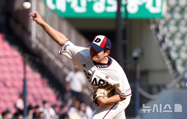 [서울=뉴시스] 추상철 기자 = 25일 오후 서울 송파구 잠실야구장에서 열린 2025 KBO리그 NC 다이노스와 두산 베어스의 경기, 8회초 교체 투입된 두산 투수 김택연이 역투하고 있다. 2025.05.25. scchoo@newsis.com