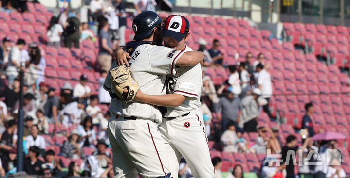 [서울=뉴시스] 추상철 기자 = 25일 오후 서울 송파구 잠실야구장에서 열린 2025 KBO리그 NC 다이노스와 두산 베어스의 경기, 5대3 역전승을 거둔 두산 투수 김택연과 포수 김기연이 기뻐하고 있다. 2025.05.25. scchoo@newsis.com
