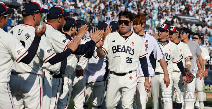 [서울=뉴시스] 추상철 기자 = 지난달 25일 오후 서울 송파구 잠실야구장에서 열린 2025 KBO리그 NC 다이노스와 두산 베어스의 경기, 5대3 역전승을 거둔 두산 선수들이 기뻐하고 있다. 2025.05.25. scchoo@newsis.com