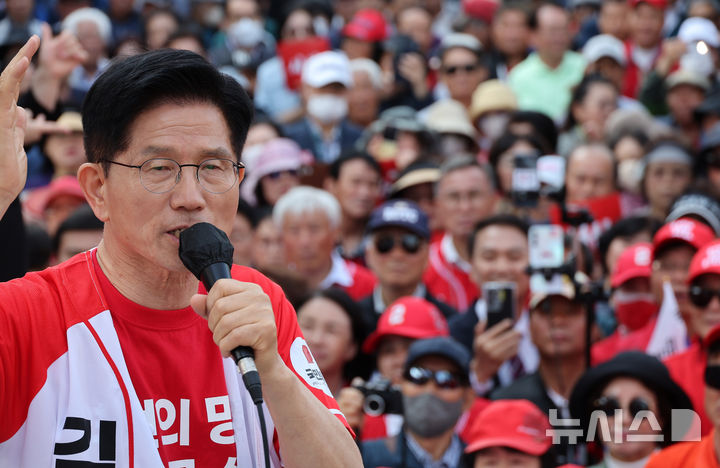 [서산=뉴시스] 권창회 기자 = 김문수 국민의힘 대선 후보가 25일 충남 서산시 중앙통 로데오거리에서 열린 집중유세에서 지지호소를 하고 있다. (공동취재) 2025.05.25. photo@newsis.com