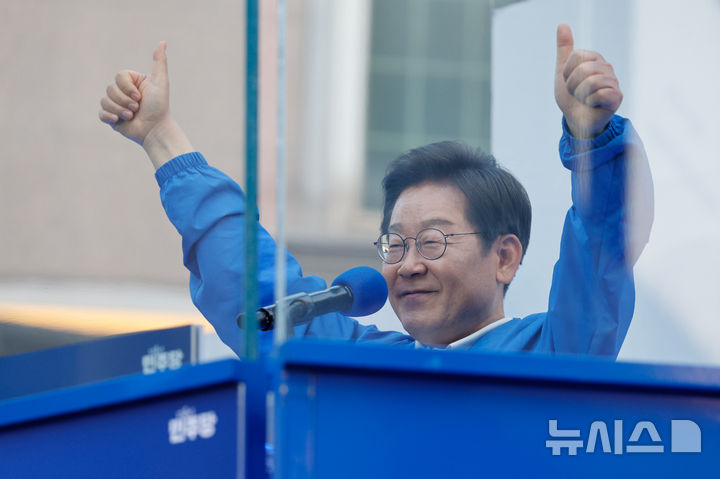 [천안=뉴시스] 조성봉 기자 = 이재명 더불어민주당 대선 후보가 25일 충남 천안시 동남구 천안 신부문화거리에서 열린 유세를 마친뒤 시민들에게 인사하고 있다. (공동취재) 2025.05.25. photo@newsis.com
