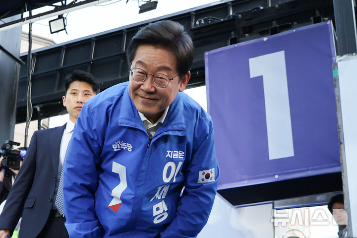 [천안=뉴시스] 조성봉 기자 = 이재명 더불어민주당 대선 후보가 25일 충남 천안시 동남구 천안 신부문화거리에서 열린  유세를 마친뒤 시민들에게 인사하고 있다. (공동취재) 2025.05.25. photo@newsis.com