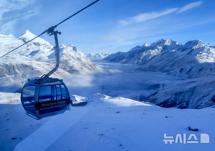 [체르마트( 스위스)= AP/뉴시스] 스위스의 4계절 스키장으로 유명한 체르마트에서 텅빈 곤돌라가 선정을 향해 올라가고 있다. 2025. 05. 26. 