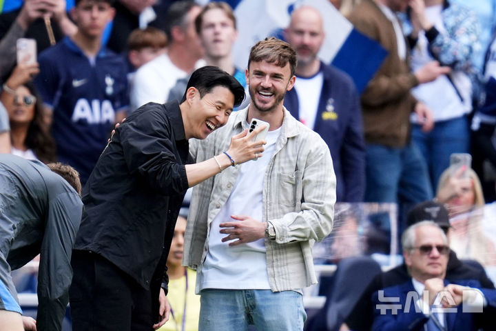 [런던=AP/뉴시스] 잉글랜드 프로축구 프리미어리그(EPL) 토트넘 홋스퍼의 손흥민, 제임스 매디슨. 2025. 5. 25.