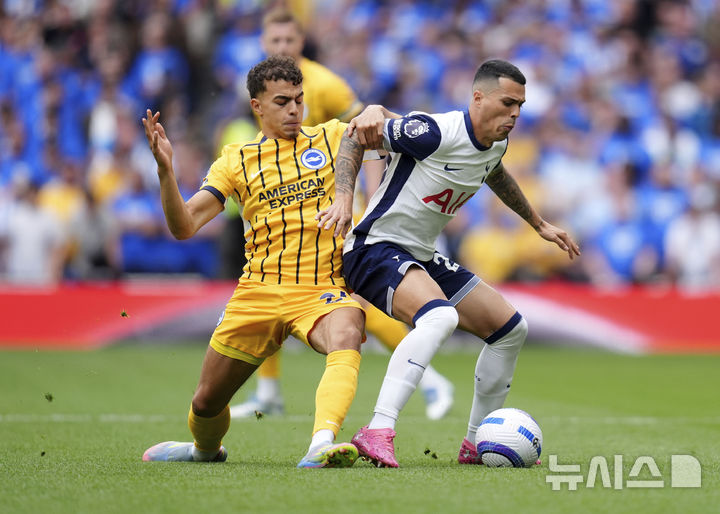 [런던=AP/뉴시스] 잉글랜드 프로축구 프리미어리그(EPL) 토트넘 홋스퍼의 페드로 포로(오른쪽). 2025. 5. 25.