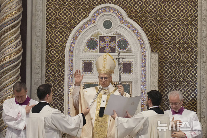 [로마=AP/뉴시스]25일(현지 시간) 레오 14세 교황은 이탈리아 로마의 산 조반니 인 라테라노 대성전에서 로마 주교좌 착좌식을 가지고 있다. 2025.05.26.