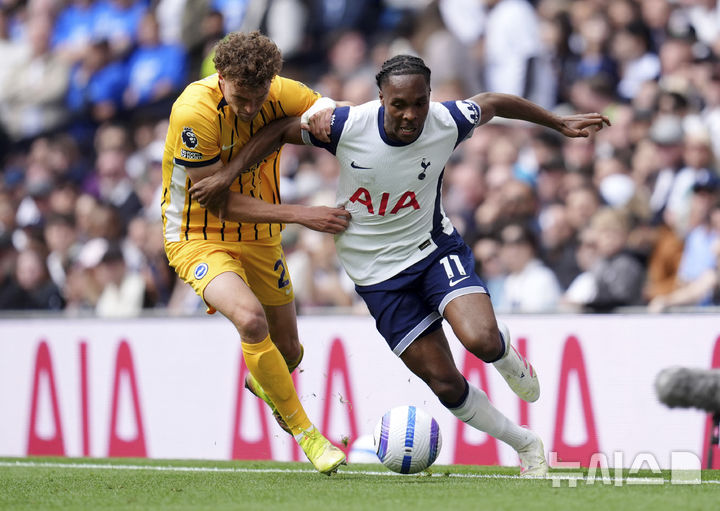 [런던=AP/뉴시스] 잉글랜드 프로축구 프리미어리그(EPL) 토트넘 홋스퍼의 마티스 텔(오른쪽). 2025. 5. 25.