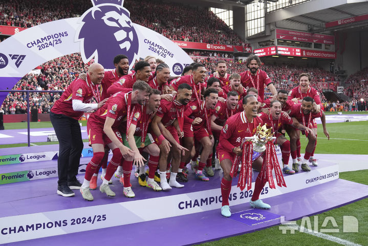 [리버풀=AP/뉴시스] 리버풀 선수들이 25일(현지 시간) 영국 리버풀의 안필드 스타디움에서 열린 2024-25 프리미어리그 최종 38라운드 크리스털 팰리스와의 경기를 마친 후 우승컵을 들고 환호하고 있다. 조기에 우승을 확정했던 리버풀은 이날 1-1로 비겼으며 모하메드 살라는 득점(29골)과 도움(18도움) 2관왕에 올랐다. 2025.05.26.