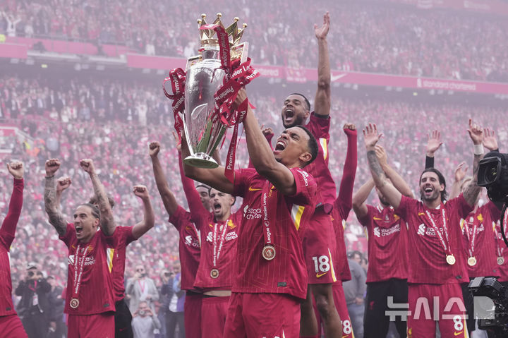 [리버풀=AP/뉴시스]리버풀 떠나 레알 마드리그 가는 알렉산더아널드 2025.05.25.