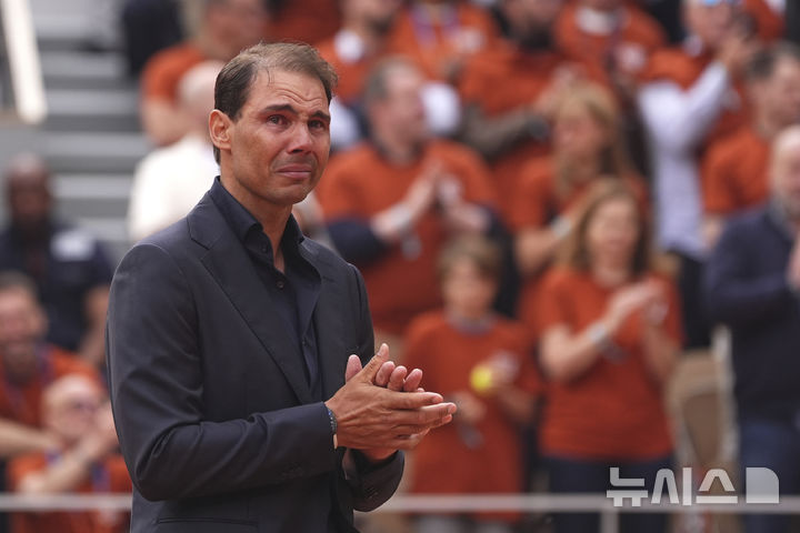 [파리=AP/뉴시스] '흙신' 라파엘 나달이 25일(현지 시간) 프랑스 파리 롤랑가로스의 메인 코트 필리프 샤트리에 센터 코트에서 열린 은퇴식 중 울먹이고 있다. 나달은 클레이코트인 프랑스오픈에서 14회 우승하며 '흙신'으로 불렸다. 2025.05.26.