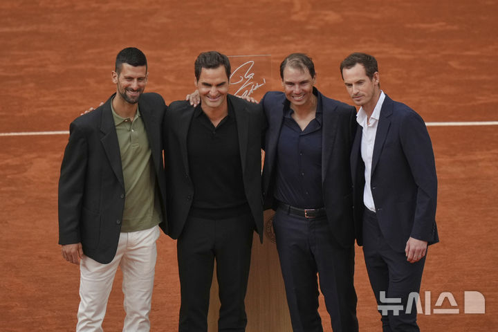 [파리=AP/뉴시스] 25일(현지 시간) 프랑스 파리 롤랑가로스의 메인 코트 필리프 샤트리에 센터 코트에서 라파엘 나달의 은퇴식이 열려 이른바 '빅4'가 기념 촬영을 하고 있다. 왼쪽부터 노바크 조코비치, 로저 페더러, 라파엘 나달, 앤디 머리. 나달은 클레이코트인 프랑스오픈에서 14회 우승하며 '흙신'으로 불렸다. 2025.05.26.