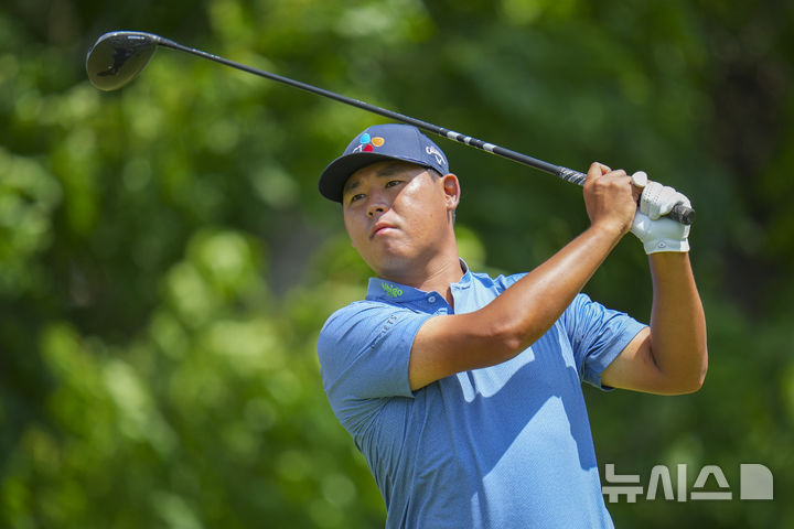 [포트워스=AP/뉴시스] 김시우가 25일(현지 시간) 미 텍사스주 포트워스의 콜로니얼 컨트리클럽에서 열린 미국프로골프(PGA) 투어 찰스 슈왑 챌린지 최종 라운드 6번 홀에서 티샷하고 있다. 김시우는 최종 합계 3언더파 277타 공동 28위로 대회를 마쳤다. 2025.05.26.