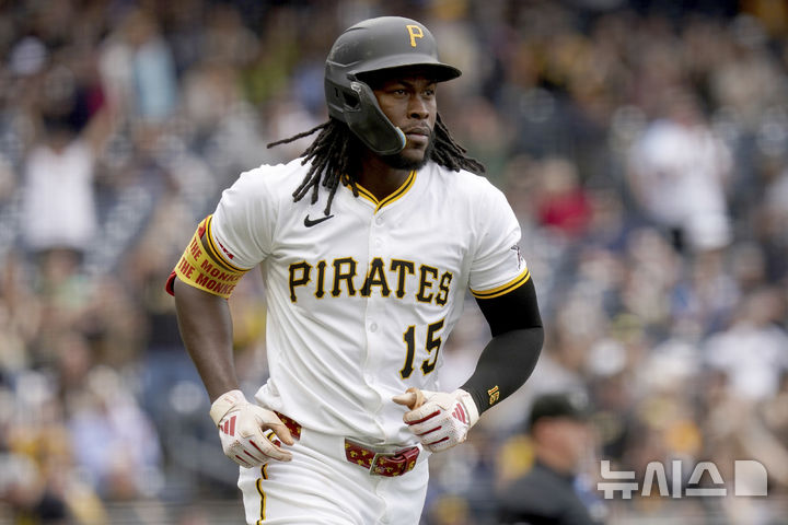 [피츠버그=AP/뉴시스]메이저리그(MLB) 피츠버그 파이리츠의 중견수 오닐 크루스가 26일(한국 시간) 크루스는 26일(한국 시간) 미국 펜실베이니아주 피츠버그의 PNC파크에서 벌어진 밀워키 브루어스와의 경기에서 1번 타자 중견수로 선발 출전해 시즌 11호 홈런을 때려냈다. 이날 크루스는 리그 역대 가장 빠른 타구 속도 신기록을 경신했다. 2025.05.26. 