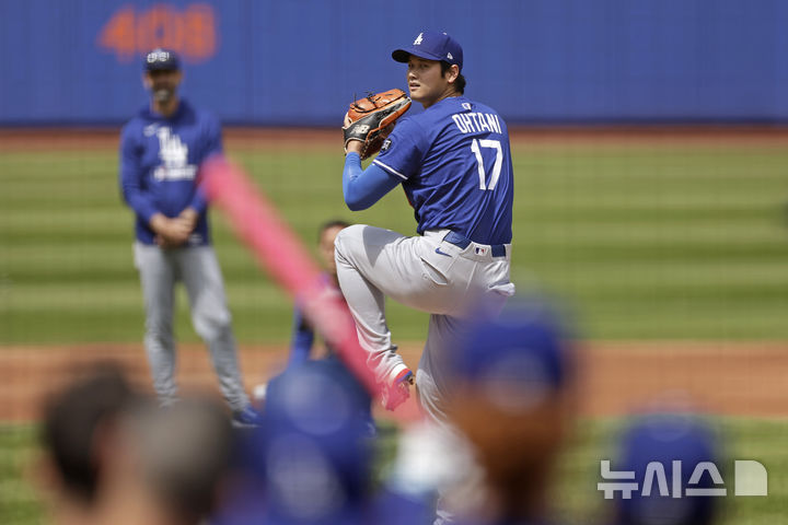 [뉴욕=AP/뉴시스] 오타니 쇼헤이(LA 다저스)가 26일(한국 시간) 미국 뉴욕 시티필드에서 열리는 2025 MLB 뉴욕 메츠와의 경기에 앞서 라이브 피칭을 하고 있다. 2025.05.26.