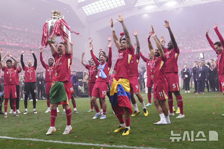[리버풀=AP/뉴시스] 리버풀 선수들이 25일(현지 시간) 영국 리버풀의 안필드 스타디움에서 열린 2024-25 프리미어리그 최종 38라운드 크리스털 팰리스와의 경기를 마친 후 우승컵을 들고 환호하고 있다. 조기에 우승을 확정했던 리버풀은 이날 1-1로 비겼으며 모하메드 살라는 득점(29골)과 도움(18도움) 2관왕에 올랐다. 2025.05.26.