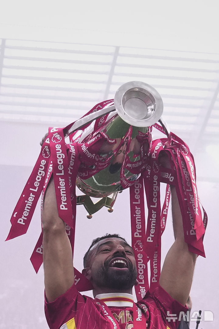 [리버풀=AP/뉴시스] 리버풀의 모하메드 살라가 25일(현지 시간) 영국 리버풀의 안필드 스타디움에서 열린 2024-25 프리미어리그 최종 38라운드 크리스털 팰리스와의 경기를 마친 후 우승컵을 들고 환호하고 있다. 조기에 우승을 확정했던 리버풀은 이날 1-1로 비겼으며 살라는 득점(29골)과 도움(18도움) 2관왕에 올랐다. 2025.05.26.