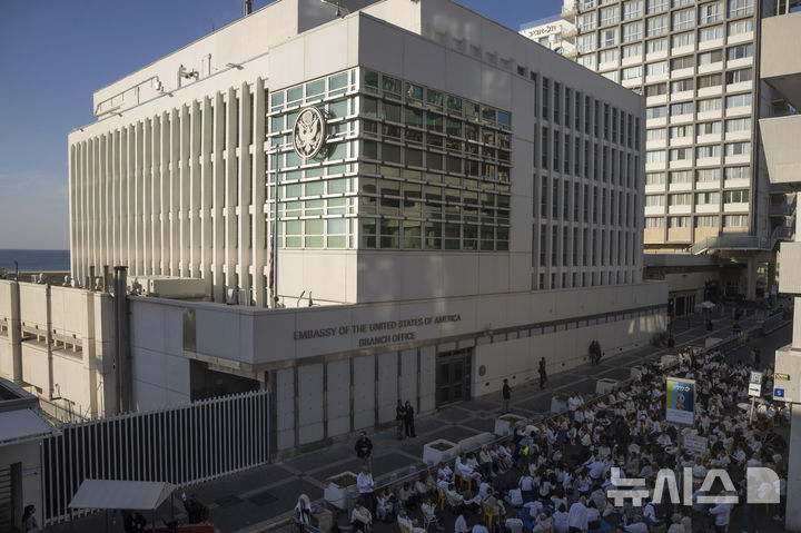 [텔아비브=AP/뉴시스] 이스라엘 텔아비브 주재 미국 대사관 분관에 방화를 시도한 미국인이 25일(현지 시간) 재판에 넘겨졌다. (사진=뉴시스DB) 2025.05.26.