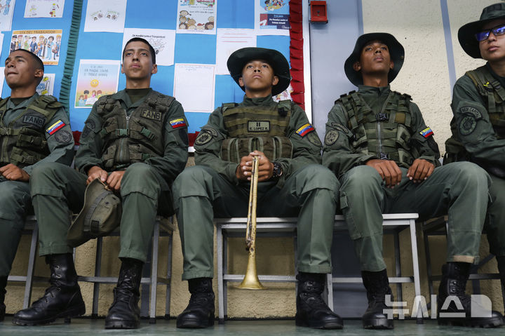 [카라카스=AP/뉴시스] 25일(현지 시간) 베네수엘라 수도 카라카스의 한 투표소에서 군인들이 투표 차례를 기다리고 있다. 2025.05.26.