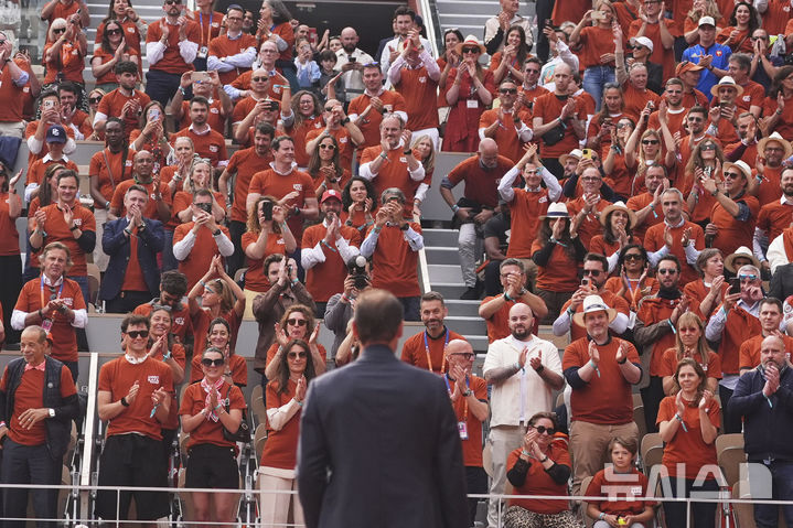 [파리=AP/뉴시스] 25일(현지 시간) 프랑스 파리 롤랑가로스의 메인 코트 필리프 샤트리에 센터 코트에서 라파엘 나달의 은퇴식이 열려 팬들이 나달에게 경의를 표하고 있다. 나달은 클레이코트인 프랑스오픈에서 14회 우승하며 '흙신'으로 불렸다. 2025.05.26.