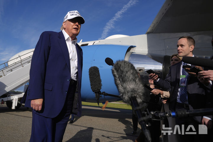 [모리스타운=AP/뉴시스]도널드 트럼프 미 대통령이 지난 25일(현지시각) 뉴저지 모리스타운 지방 공항에서 전용기에 탑승하기에 앞서 기자들에게 발언하면서 "푸틴이 완전히 미쳤다"고 말했다. 2025.5.27. 