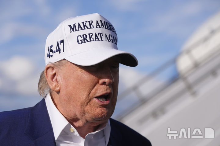 [모리스타운=AP/뉴시스] 도널드 트럼프 미국 대통령이 25일(현지 시간) 뉴저지 모리스타운 공항에서 전용기에 오르기 전 취재진 질문에 답하고 있다. 트럼프 대통령은 블라디미르 푸틴 러시아 대통령이 "완전히 미쳐버렸다"며 강도 높게 비판했다. 2025.05.26.