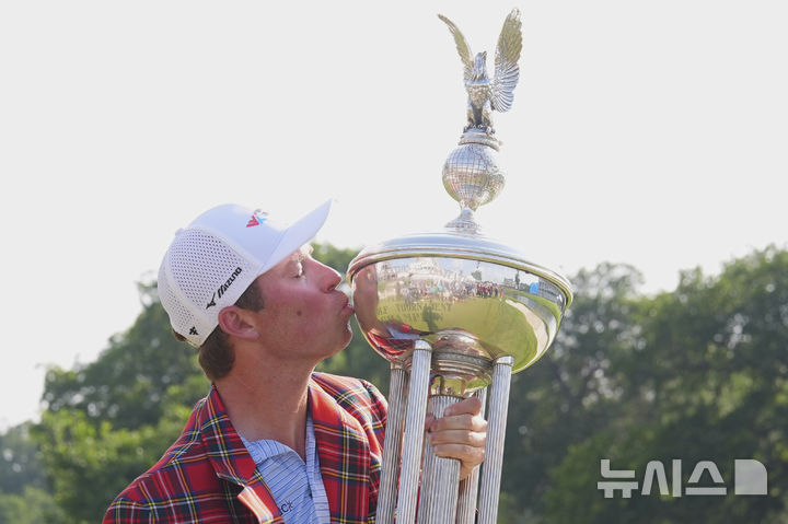 [포트워스=AP/뉴시스] 벤 그리핀(미국)이 25일(현지 시간) 미 텍사스주 포트워스의 콜로니얼 컨트리클럽에서 열린 미국프로골프(PGA) 투어 찰스 슈왑 챌린지 정상에 올라 격자무늬 재킷을 입고 트로피에 입 맞추고 있다. 그리핀은 최종 합계 12언더파 268타를 기록하며 우승컵을 들어 올렸다. 2025.05.26.