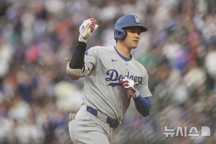 [뉴욕=AP/뉴시스] LA 다저스의 오타니 쇼헤이가 26일(한국 시간) 시즌 18호 홈런을 작렬했다. 2025.05.26.