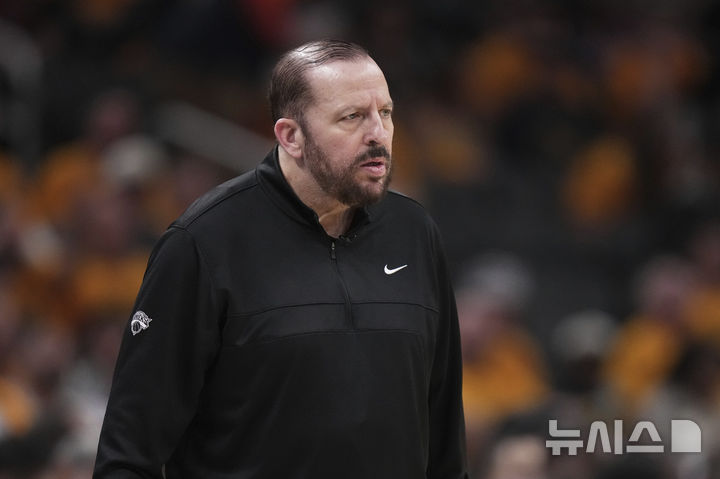 [인디애나폴리스=AP/뉴시스] 미국프로농구(NBA) 뉴욕 닉스 감독에서 경질된 톰 티보도. 2025.05.26