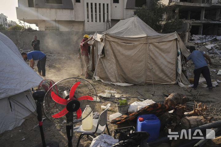 [가자시티=AP/뉴시스] 가자지구 북부 가자시티에서 한 피란민 가족이 지난 19일(현지 시간) 이스라엘군 공격을 피해 텐트를 설치하고 있다. 2025.05.26.