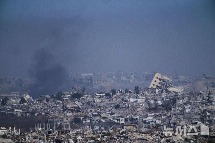 [가자지구=AP/뉴시스] ﻿﻿이스라엘군이 가자지구 내 학교와 주택을 공습해 최소 54명이 사망한 것으로 전해졌다. 사진은 26일(현지 시간) 이스라엘 남부에서 바라본 가자지구 모습.&nbsp; 2025.05.27