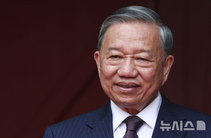 [하노이=AP/뉴시스] 지난 5월 26일(현지 시간) 또럼 베트남 공산당 서기장이 베트남 하노이에서 에마뉘엘 마크롱 프랑스 대통령과 오찬하고 있다. 2025.07.03.