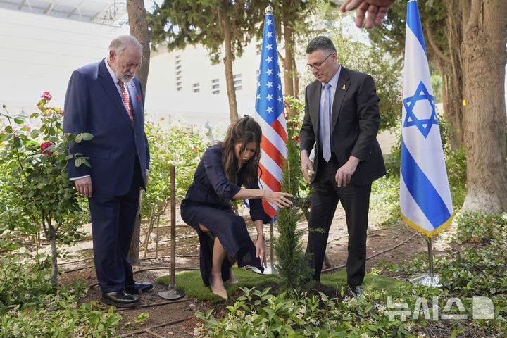 [AP/뉴시스] 미국의 크리스티 놈 국토부 장관이 26일 예루살렘에서 이스라엘 외무장관(오른쪽)과 마이크 허커비 주이스라엘 미국대사가 지켜보는 가운데 나무 한 그루를 심고 있다 