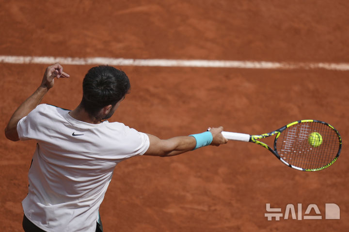 [파리=AP/뉴시스] 카를로스 알카라스(2위·스페인)가 26일(현지 시간) 프랑스 파리 롤랑가로스에서 열린 프랑스오픈 남자 단식 1회전에서 줄리오 제피에리(310위·이탈리아)와 경기하고 있다. 지난해 우승자 알카라스가 3-0(6-3 6-4 6-2)으로 승리하고 가볍게 2회전에 올랐다. 2025.05.27.