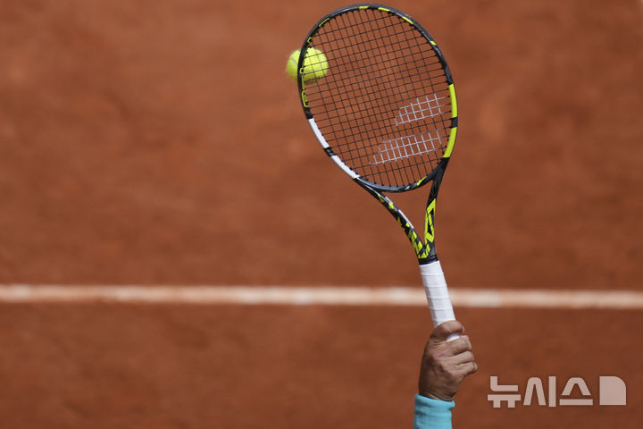 [파리=AP/뉴시스] 카를로스 알카라스(2위·스페인)가 26일(현지 시간) 프랑스 파리 롤랑가로스에서 열린 프랑스오픈 남자 단식 1회전에서 줄리오 제피에리(310위·이탈리아)와 경기하고 있다. 지난해 우승자 알카라스가 3-0(6-3 6-4 6-2)으로 승리하고 가볍게 2회전에 올랐다. 2025.05.27.