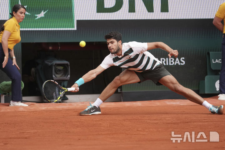 [파리=AP/뉴시스] 카를로스 알카라스(2위·스페인)가 26일(현지 시간) 프랑스 파리 롤랑가로스에서 열린 프랑스오픈 남자 단식 1회전에서 줄리오 제피에리(310위·이탈리아)와 경기하고 있다. 지난해 우승자 알카라스가 3-0(6-3 6-4 6-2)으로 승리하고 가볍게 2회전에 올랐다. 2025.05.27.