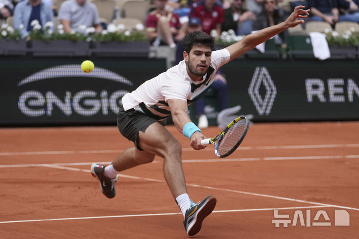 [파리=AP/뉴시스] 카를로스 알카라스(2위·스페인)가 26일(현지 시간) 프랑스 파리 롤랑가로스에서 열린 프랑스오픈 남자 단식 1회전에서 줄리오 제피에리(310위·이탈리아)와 경기하고 있다. 지난해 우승자 알카라스가 3-0(6-3 6-4 6-2)으로 승리하고 가볍게 2회전에 올랐다. 2025.05.27.