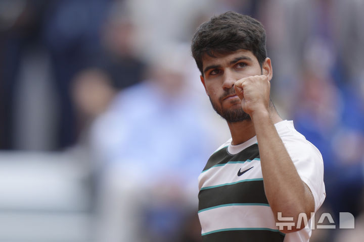 [파리=AP/뉴시스] 카를로스 알카라스(2위·스페인)가 26일(현지 시간) 프랑스 파리 롤랑가로스에서 열린 프랑스오픈 남자 단식 1회전에서 줄리오 제피에리(310위·이탈리아)와의 경기에서 주먹을 쥐고 있다. 지난해 우승자 알카라스가 3-0(6-3 6-4 6-2)으로 승리하고 가볍게 2회전에 올랐다. 2025.05.27.