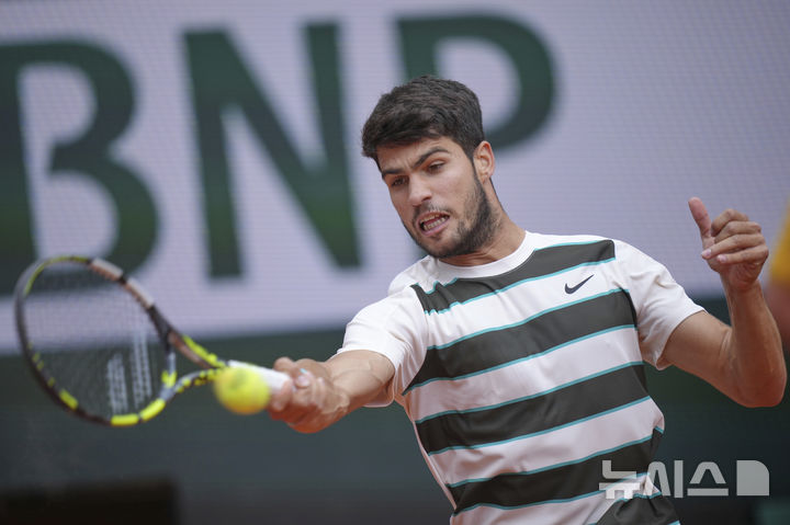 [파리=AP/뉴시스] 카를로스 알카라스(2위·스페인)가 26일(현지 시간) 프랑스 파리 롤랑가로스에서 열린 프랑스오픈 남자 단식 1회전에서 줄리오 제피에리(310위·이탈리아)와 경기하고 있다. 지난해 우승자 알카라스가 3-0(6-3 6-4 6-2)으로 승리하고 가볍게 2회전에 올랐다. 2025.05.27.