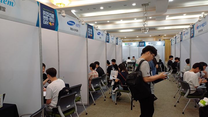 [대전=뉴시스]&nbsp; 국립한밭대 대학일자리본부 '2025 빌드업 취업선배 멘토-멘티 DAY'. (사진=국립한밭대 제공) *재판매 및 DB 금지