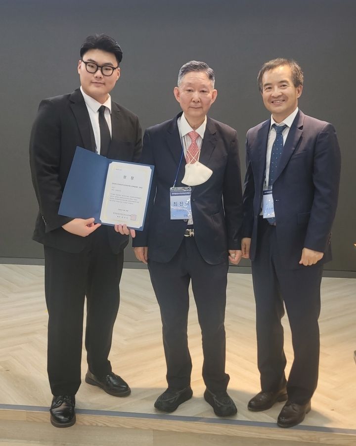 [구미=뉴시스] 수상자들이 기념사진을 찍고 있다. (사진=경운대 제공) 2025.05.26 photo@newsis.com *재판매 및 DB 금지