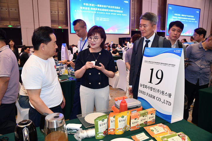 [안동=뉴시스] 양금희 경북도 경제부지사가 지난 21일 중국 허난성 정저우시에서 열린 '한국-중국 미래협력플라자'에 참여한 경북의 한 기업&nbsp;&nbsp; 매장을 찾아 격려하고 있다. (사진=경북도 제공) 2025.05.26 photo@newsis.com *재판매 및 DB 금지