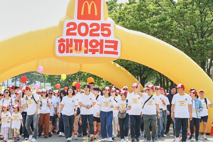 [서울=뉴시스] 김기원 한국맥도날드 대표이사와 한국맥도날드 임직원들, 협력사 및 RMHC Korea 관계자, 배우 유승호가 함께 '2025 맥도날드 해피워크' 걷기 코스에 참여하고 있다.(사진=한국맥도날드 제공) *재판매 및 DB 금지