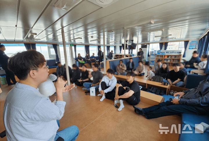 [서울=뉴시스] 지난해 5월 한국해양교통안전공단(KOMSA)이 군산시립도서관과 함께 '어청카훼리호' 파도소리 도서관에서 개최한 북콘서트 전경. 